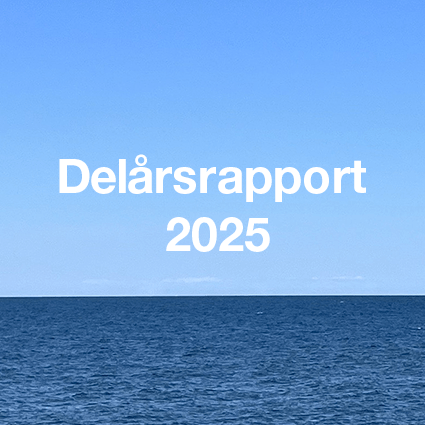 Texteen Delårsrapport 2025 på en blå himmel och blått hav nedtill.