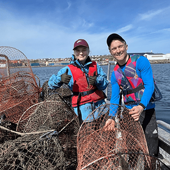 Två från organisationen CleanSea visar upp nätburar som de hittat på västkusten