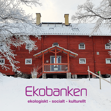 Utanför Ekobankens röda huvudkontor i vinterskrud med den lila Ekobanken-loggan undertill