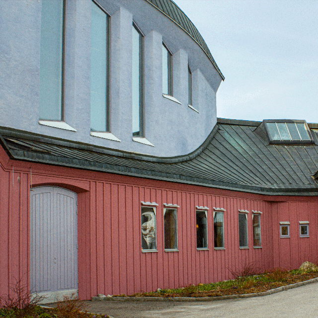 Kulturhuset i Ytterjärna med annorlunda arkitektur en himmelsblå dag.