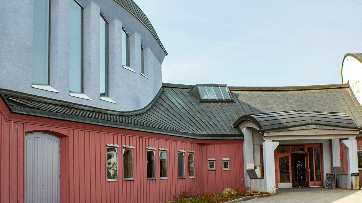 Kulturhuset i Ytterjärna med annorlunda arkitektur en himmelsblå dag.