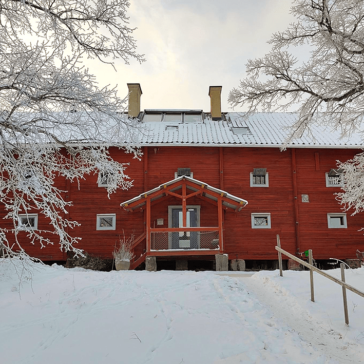 Huvudkontoret i Järna vinterbild i skymningen.